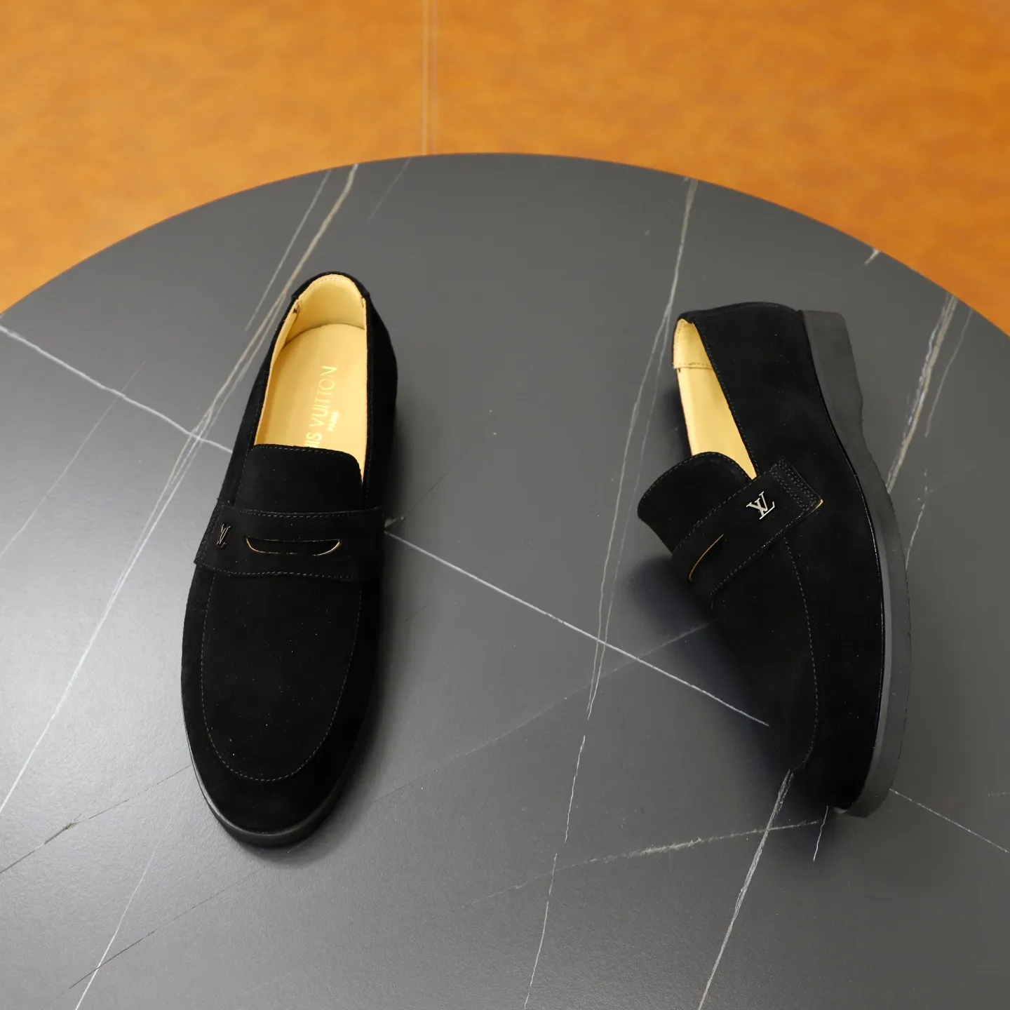 Ex-factory price: 442💰🙅‍♂️🙅‍♂️🙅‍♂️ Brand: LV Louis Vuitton Standard code: 38-44 (45 customized) Grade: Same as the official website Material: Original cow suede material stitching Comfortable and breathable cowhide lining Lightweight wear-resistant foam outsole Style category: Men's fashionable casual shoes Running sports shoes Distinguished luxury brand elements Top luxury color: actual picture color